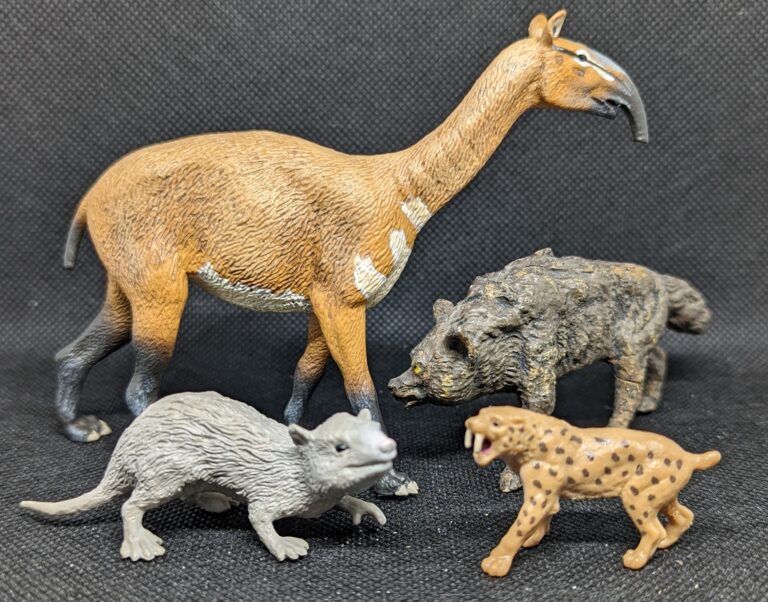 Read more about the article Vault Tales 267 FigureFrenzy Smilodon, Alphadon, Macrauchenia, Hyena